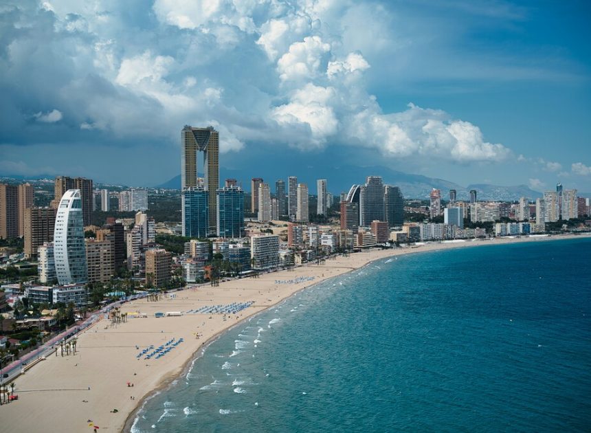 Benidorm se ha encontrado con algo peor que el turismo masivo: 340 millones de euros que amenazan con llevarla a la quiebra